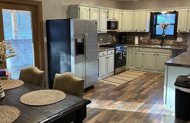 Cowtown at Piney River Ranch; Charming Farm House in Houston, MO