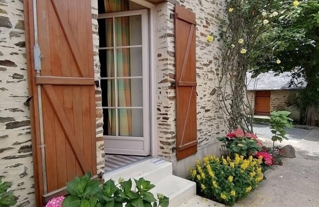 Cozy Professional Gîte: 2 Bedrooms, Near Château-Gontier, Parking & WiFi