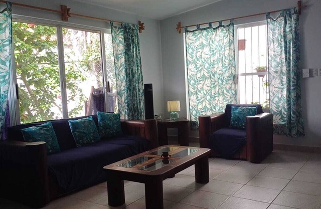 Cozumel peaceful retreat, WIFI, pool TV, Kitchenet, walking distance to town.