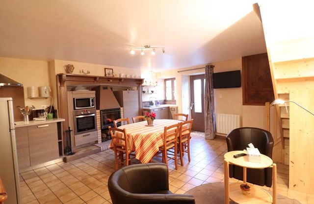 Cozy 1-Bed Cottage Near Enchanet Lake with Garden, BBQ, Wi-Fi, and Close to Activities