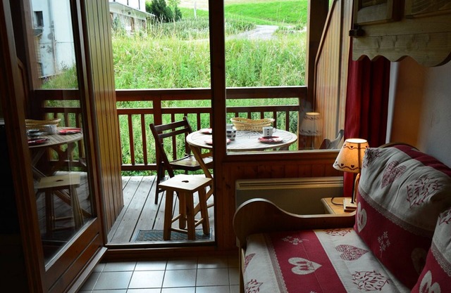 Cozy 1-Bedroom Apartment, Well-Equipped, Near Ski Slopes and Village Center