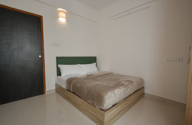 Cozy 1-bedroom apartment in charming Bengaluru with WiFi, AC