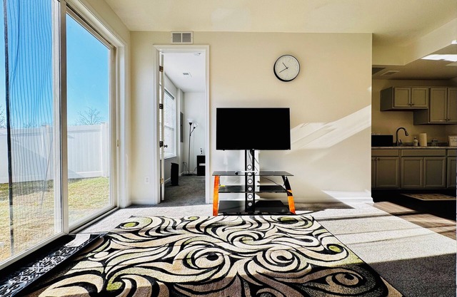 Cozy 1 Bedroom Apartment Heart of Leesburg, 15 Min to IAD, 40 Mins to DC