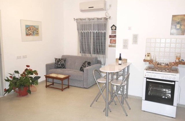 Cozy 1-bedroom apartment with WiFi, AC in welcoming Rehovot