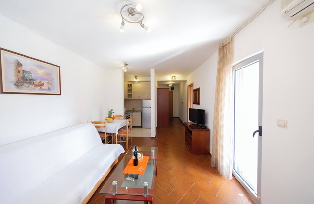 Cozy 1-Bedroom Apartment, Walking Distance to the Beach No. 5