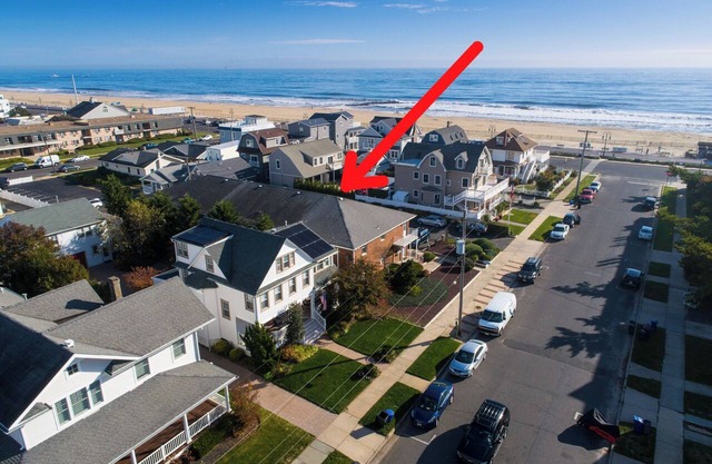 Cozy 1 bedroom apartment, just 2 houses from beach