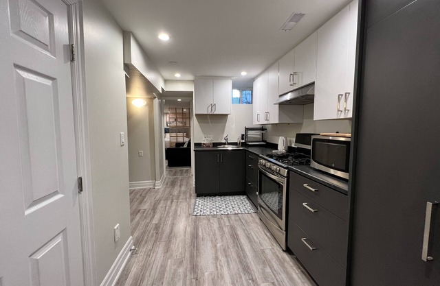 Cozy 1 bedroom Apt in the Annex. Great Locationn