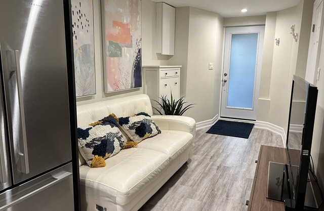 Cozy 1 bedroom Apt in the Annex. Great Locationn