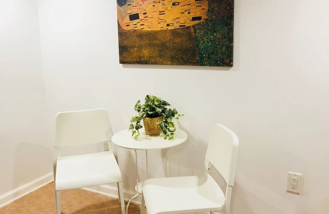 Cozy 1 Bedroom Apt of Historic Cap Hill House, Sleeps 5, FREE ON-SITE PARKING