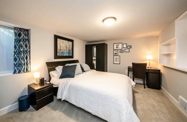 Cozy 1-bedroom apt overlooking Puget Sound, Olympic mtns, Alki Beach, Seattle