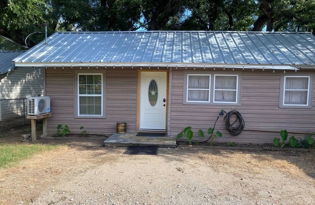 Cozy 1-bedroom cabin with AC, WiFi in lovely Eagle mountain Lake,Newark Texas