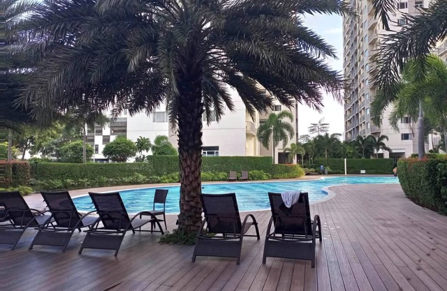 Cozy 1-bedroom condo with Golden Hour balcony view and WiFi