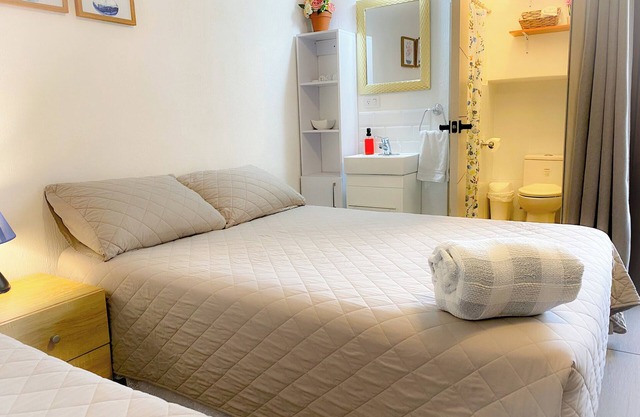 Cozy 1-bedroom for families at Inn. WiFi and AC. In Guatemala. Close airport.