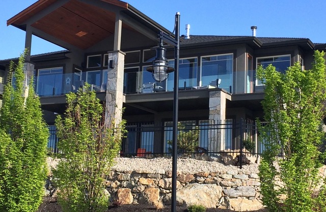 Cozy 1 Bedroom Guest Suite, Private Entrance and Parking