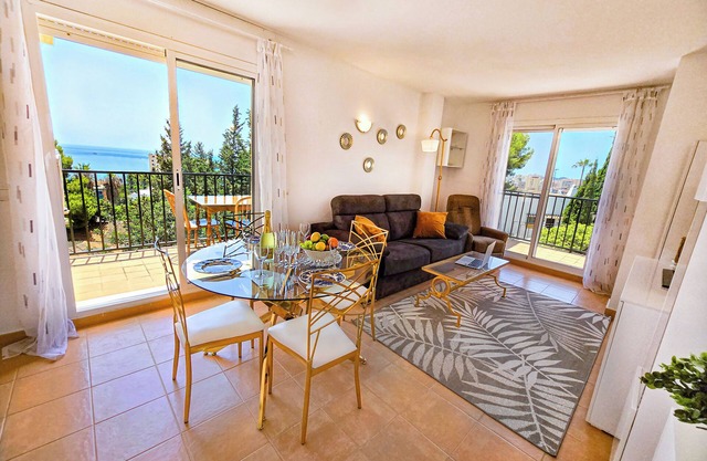 Cozy 1-bedroom penthouse with WiFi and AC in charming Fuengirola, Torreblanca