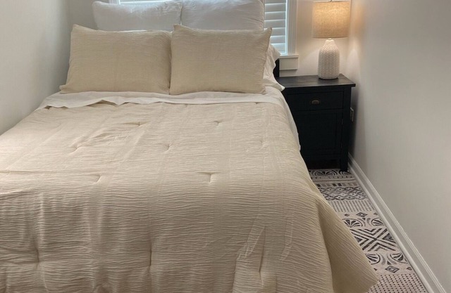Cozy 1-bedroom, WiFi, AC/Heat, in Waukegan, five minutes from Lake Michigan