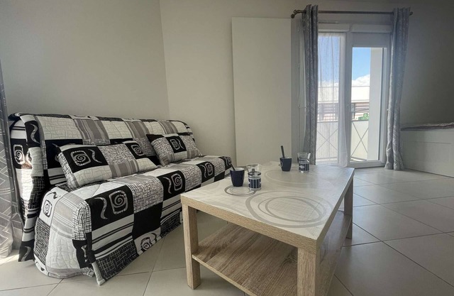 Cozy 1-BR Retreat, 500m from Beach, Parking Included, Châtelaillon-Plage
