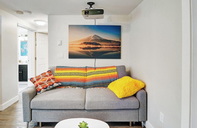 Cozy 1-BR suite with ocean views, full kitchen, projector, and garden