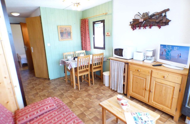 Cozy 1BR Apartment in Les Saisies, Ski-in/Ski-out Access, Sleeps 4, Balcony, Pet-Friendly