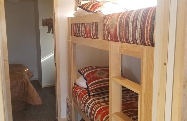 Cozy 1BR tiny home cabin with mountain views in Mammoth Lakes