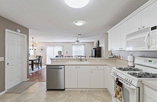 Cozy 2/2 Patio Villa: Enjoy Florida Living at Its Finest!