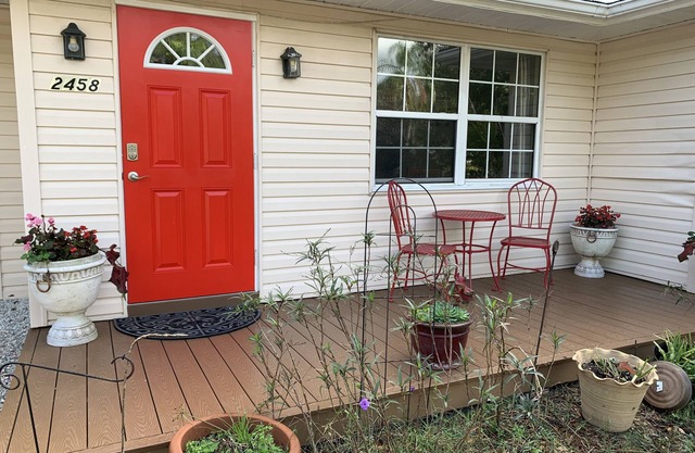 Cozy 2 Bed, 1 Bath cottage close to Downtown Sarasota and the Beaches