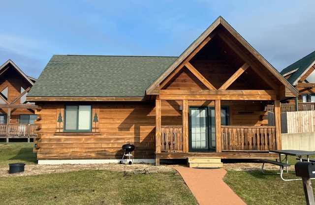 Cozy 2 Bed 2 Bath Cabin located next to Three Bears Resort in Warrens Wisconsin