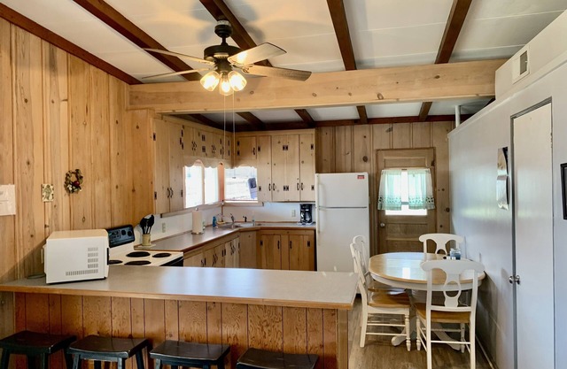 Cozy 2 Bed 2 Bath Lake Front Cottage