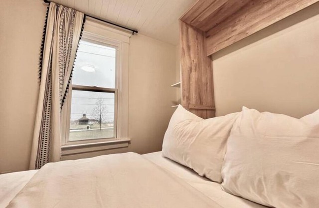 Cozy 2 Bed Rooms Apartment in Prime Location!