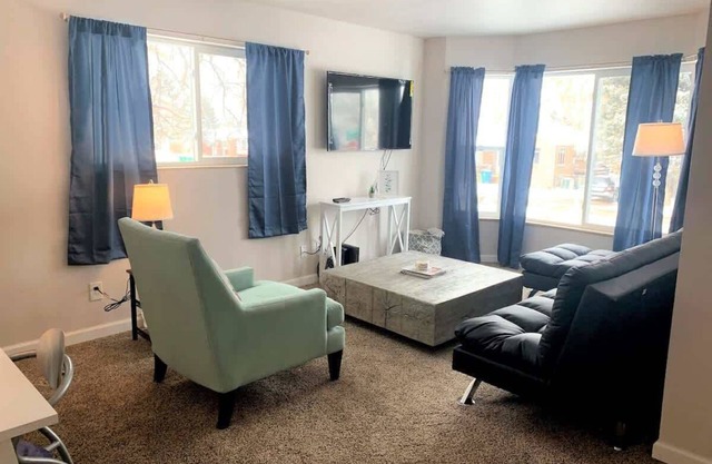 Cozy 2-Bed Upper Unit with King Beds & Smart TVs, easy access to Red Rocks/Mnts.