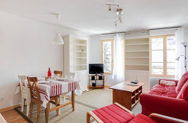 Cozy 2-Bedroom Apartment, Sleeps 6, Central Location, Parking Included
