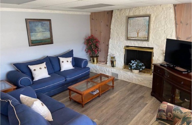 Cozy 2 Bedroom 1 Bath Lake Front Cottage
