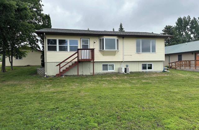 Cozy 2-bedroom/2-bath house located just outside Roy Lake State Park.