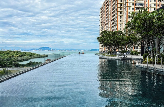 Cozy 2-bedroom apartment in beautiful George Town with WiFi, fitness room