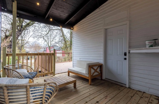 Cozy 2-bedroom apartment in adorable Downtown Louisville with WiFi, AC