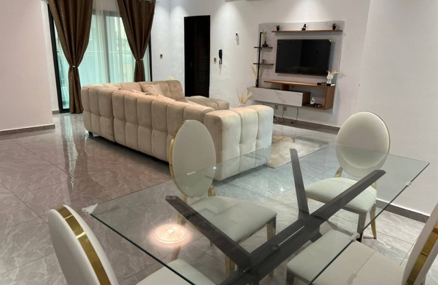 Cozy 2-bedroom apartment in welcoming Abidjan with WiFi, AC