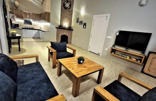 Cozy 2-bedroom apartment in charming Delhi with WiFi