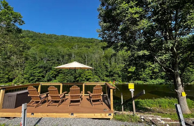 Cozy 2-bedroom apartment with Private River Access