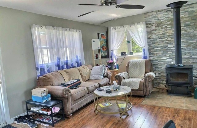Cozy 2-bedroom bungalow in the country but minutes to the highway!