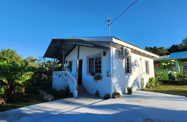Cozy 2-bedroom bungalow in the outskirts of San Ignacio with WiFi, AC