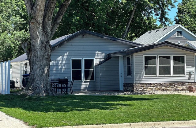 Cozy 2-bedroom bungalow in delightful Luverne with WiFi, AC