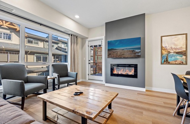 Cozy 2 bedroom condo heated outdoor pool, hot tub, near Banff and pet friendly