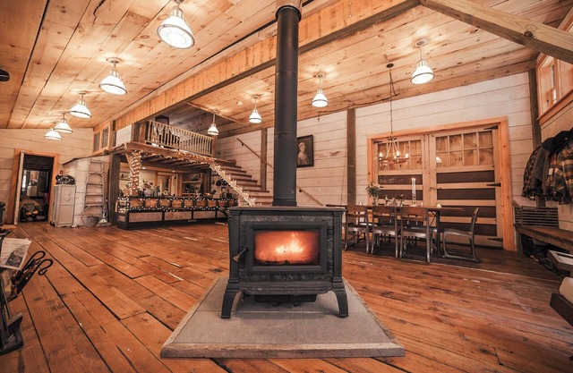 Cozy 2-bedroom cabin in enjoyable Londonderry with AC with hot tub and sauna