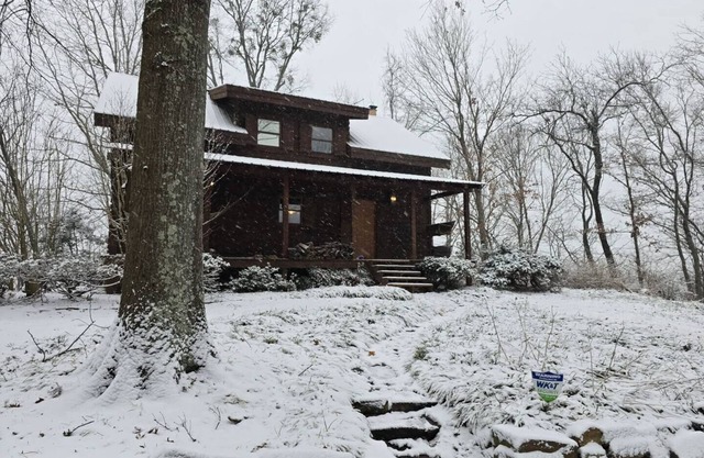 Cozy 2-bedroom cabin within National Park with stunning lake view!