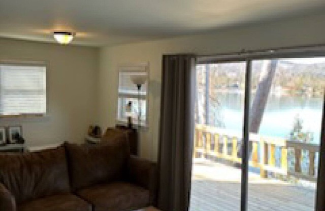 Cozy 2 bedroom cabin at Lake George water's edge with deck & beautiful sunsets.