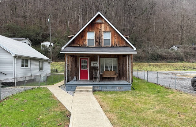Cozy 2-bedroom cabin in Gilbert. Located close to RockHouse and Devil Anse Trail