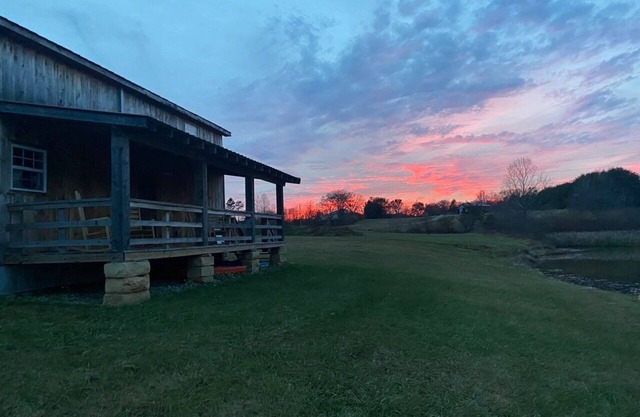 Cozy 2-bedroom cabin with WiFi, AC in welcoming Jamestown