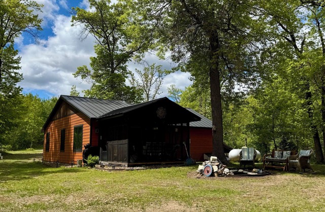 Cozy 2 bedroom cabin with fireplace, lake views, steps to sand bottom swimming