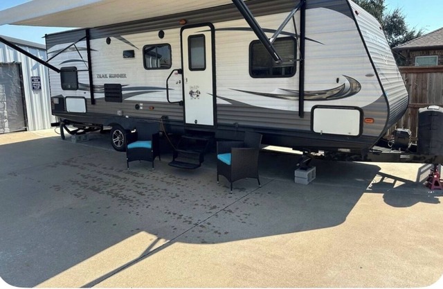 Cozy 2-bedroom caravan in nice Cleburne with AC, WiFi
