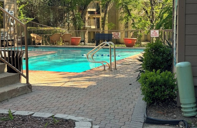 Cozy 2-bedroom condo in terrific Dallas with AC, WiFi etc.